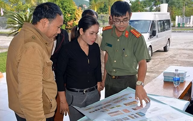 Công an tỉnh Quảng Nam phối hợp Ngân hàng Nhà nước tuyên truyền cho người dân cách phân biệt tiền giả, tiền thật và thủ đoạn của các đối tượng sử dụng tiền giả. Ảnh: PHƯƠNG NAM