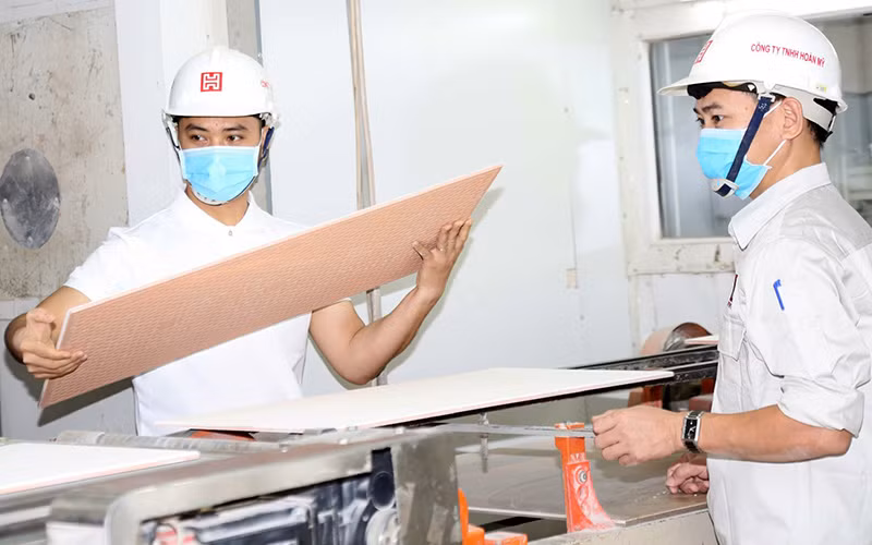 Học viên thực hành trong khóa đào tạo nâng cao kỹ năng nghề để duy trì việc làm ở Trường cao đẳng Cơ khí nông nghiệp. (Ảnh: Duy Nhi).