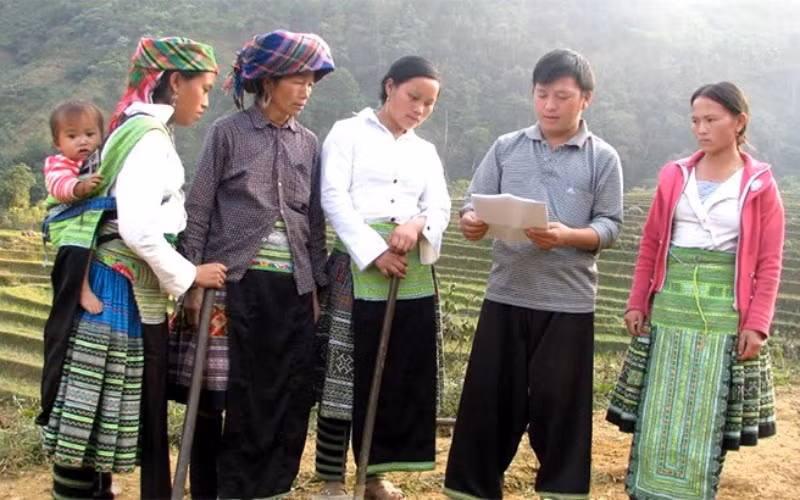 Cán bộ thôn Tà Xùa, xã Bản Công, huyện Trạm Tấu, tỉnh Yên Bái tuyên truyền pháp luật cho người dân. (Ảnh minh họa)
