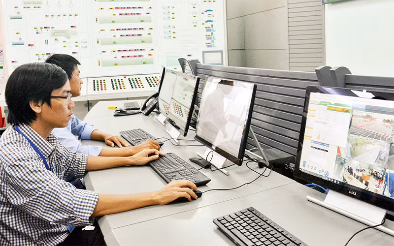 Vận hành hệ thống tại Nhà máy xử lý nước thải tập trung Cầu Ngà. (Ảnh Duy Đăng)