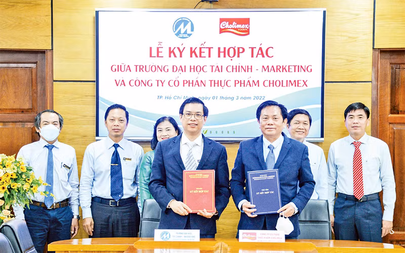 Trường đại học Tài chính-Marketing thường xuyên thực hiện các ký kết hợp tác nhằm mở rộng cơ hội trải nghiệm thực tế tại các doanh nghiệp, tập đoàn lớn cho sinh viên.