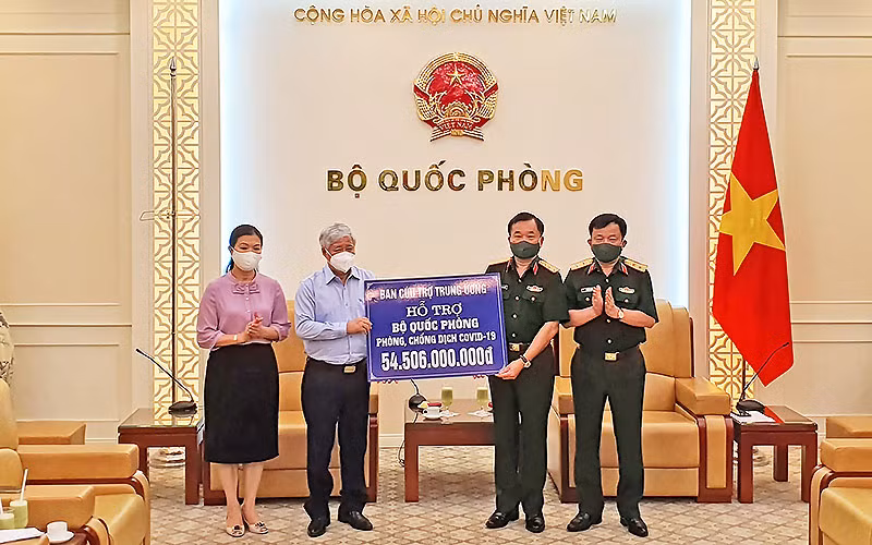 Đồng chí Đỗ Văn Chiến trao kinh phí hỗ trợ cán bộ, chiến sĩ quân đội đang thực hiện nhiệm vụ phòng, chống dịch Covid-19.