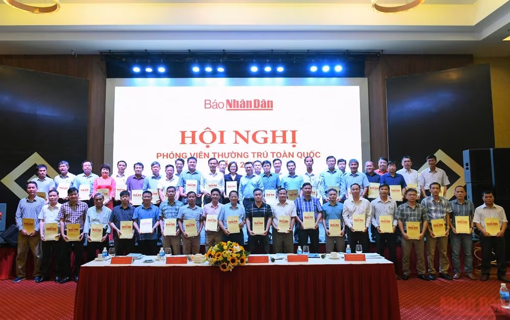 Các đồng chí PVTT nhận quyết định thành lập Văn phòng đại diện và cử làm Trưởng Văn phòng đại diện tại các địa phương. (Ảnh: Thành Đạt)