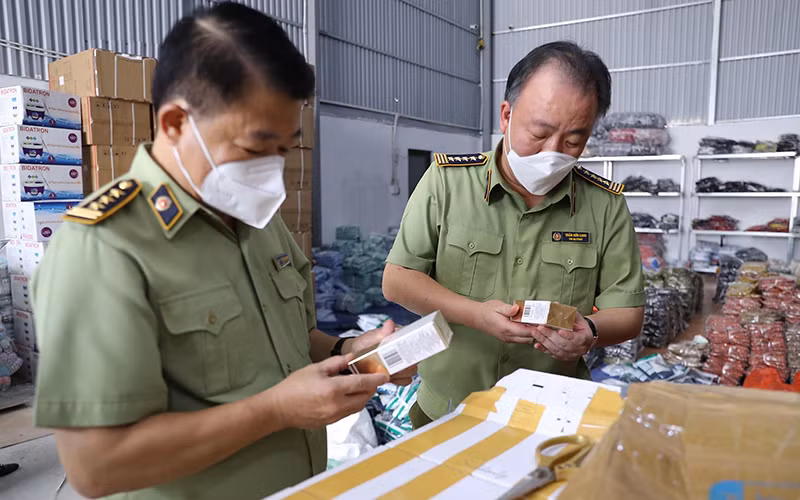Tổng tấn công tám kho, thu giữ 40 tấn hàng có dấu hiệu vi phạm -0