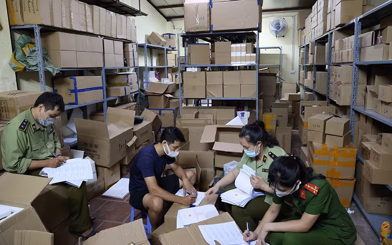 Ập vào kho kiểm tra từ 4 giờ 30 ngày 30/6, đến 5 giờ sáng nay 1/7, chương trình kiểm kê, phân loại và di chuyển hàng hóa về kho của Đội QLTT số 9 mới hoàn tất.