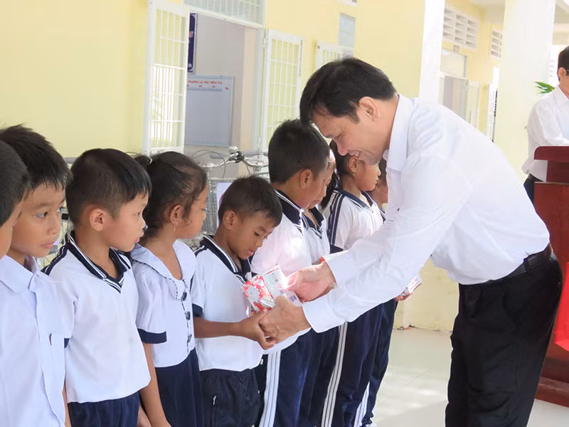 Ông Nguyễn Phước Đức, Tổng Giám đốc EVNSPC tặng quà cho các em học sinh nghèo hiếu học tại tỉnh Trà Vinh.