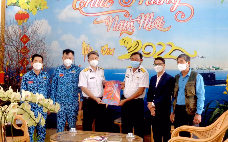 Trao tặng các ấn phẩm Xuân Nhân Dân tới Lữ đoàn Tàu ngầm 189.