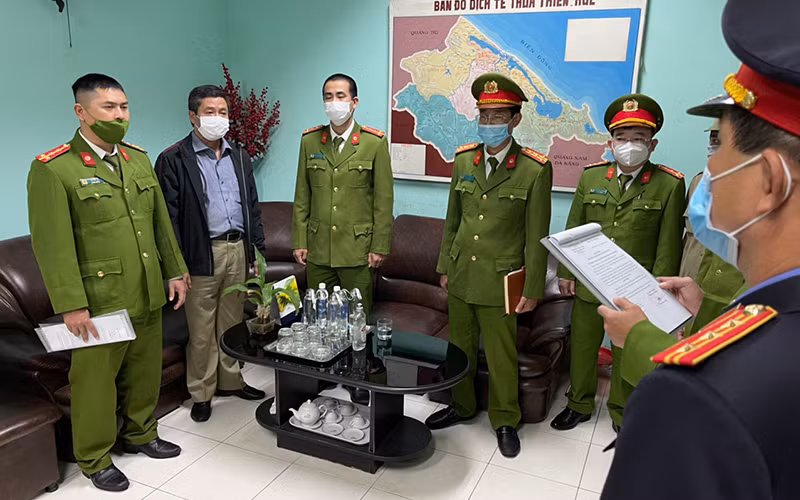 Cơ quan Cảnh sát điều tra khởi tố bắt tạm giam lãnh đạo, kế toán Trung tâm Kiểm soát bệnh tật tỉnh Thừa Thiên Huế.