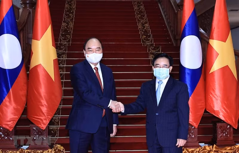Chủ tịch nước Nguyễn Xuân Phúc hội kiến Thủ tướng Lào Phankham Viphavanh. (Ảnh: Thống Nhất/TTXVN)