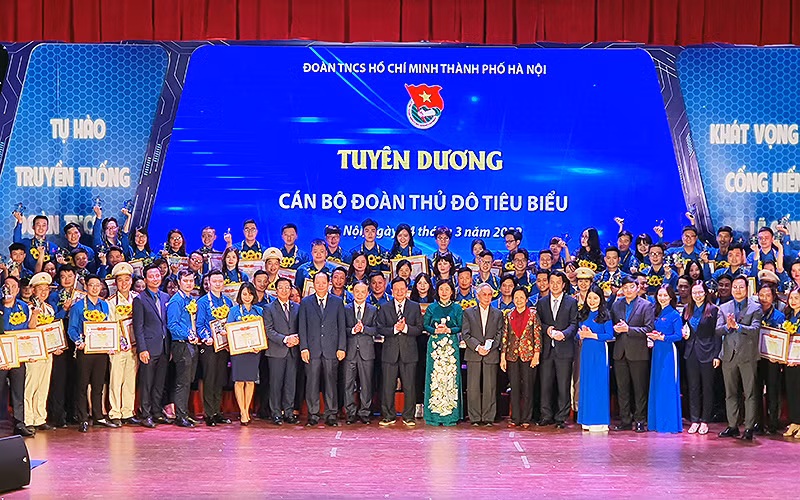 Các đồng chí đại diện lãnh đạo các ban, bộ, ngành, đoàn thể cùng 91 cán bộ Đoàn Thủ đô tiêu biểu năm 2021.