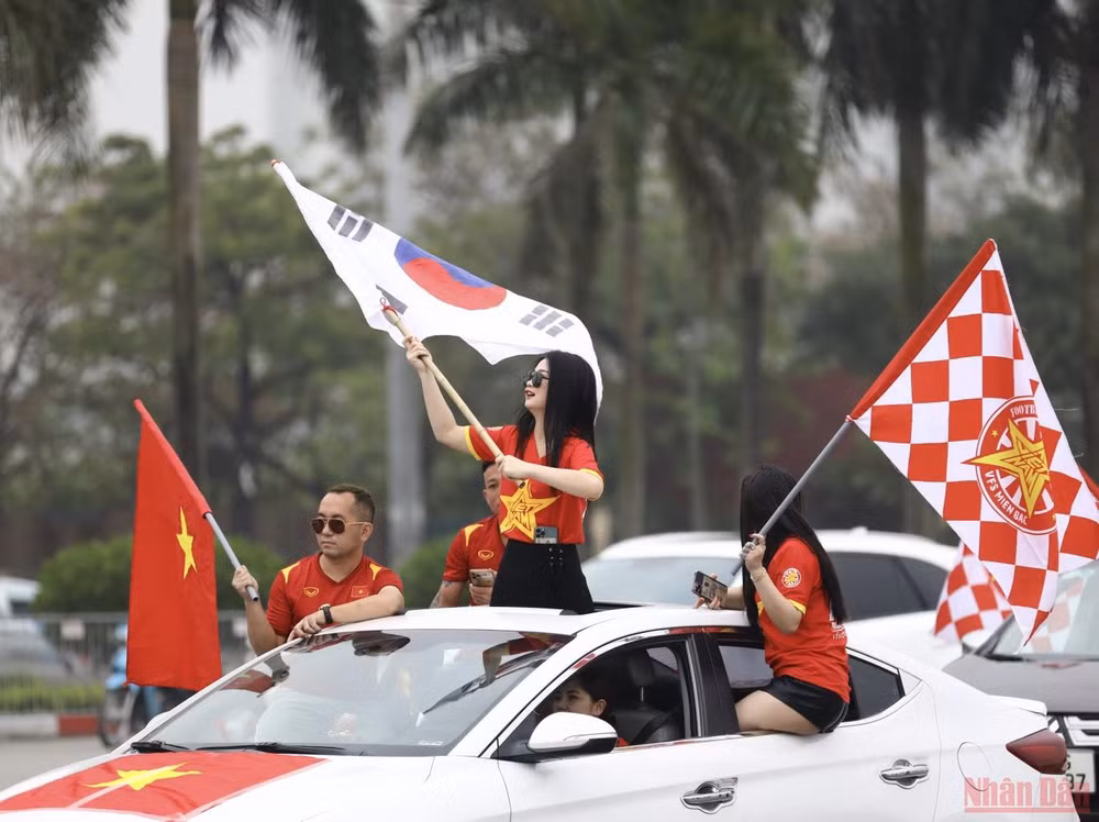 Cổ động viên Việt Nam hâm nóng sân Mỹ Đình trước trận Việt Nam-Oman -0