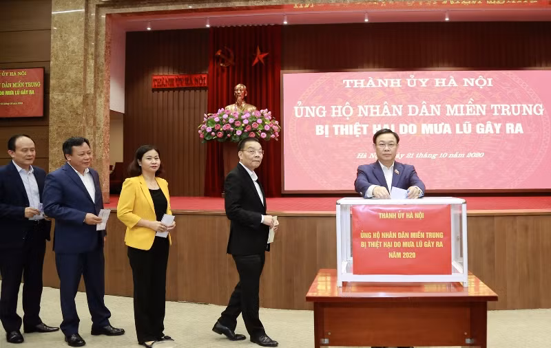 Bí thư Thành ủy Vương Đình Huệ cùng các đồng chí lãnh đạo thành phố Hà Nội quyên góp ủng hộ đồng bào miền trung bị thiệt hại do mưa lũ gây ra.