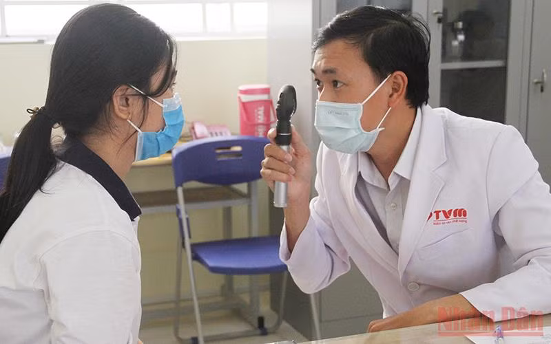 Khám mắt miễn phí cho học sinh Bạc Liêu.