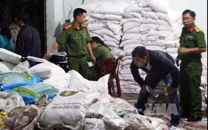 Thu giữ tang vật tại một cơ sở sản xuất phân bón giả tại Lâm Đồng. Ảnh: TTXVN