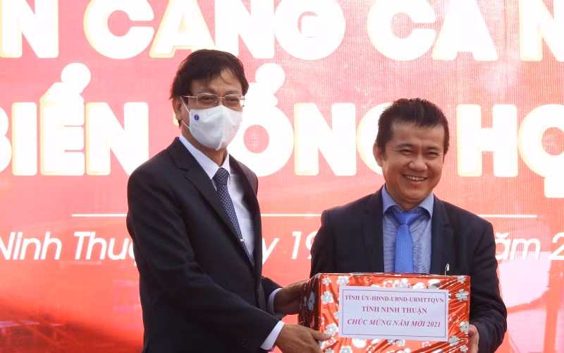Đồng chí Nguyễn Đức Thanh, Ủy viên T.Ư Đảng, Bí thư Tỉnh ủy, Chủ tịch HĐND tỉnh Ninh Thuận tặng quà chúc mừng năm mới lãnh đạo, công nhân Trungnam Group tại lễ ra quân.