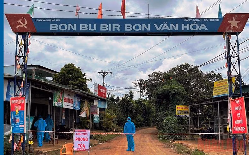 Điểm phong tỏa tại bon Bu Bir, xã Quảng Tín, nơi phát hiện trường hợp đầu tiên dương tính với SARS-CoV-2 tại huyện Đắk R’Lấp.