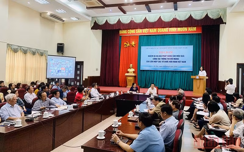Quang cảnh Tọa đàm “Nhiệm vụ và giải pháp nâng cao hiệu quả công tác thông tin đối ngoại của Liên hiệp các tổ chức hữu nghị Việt Nam”.