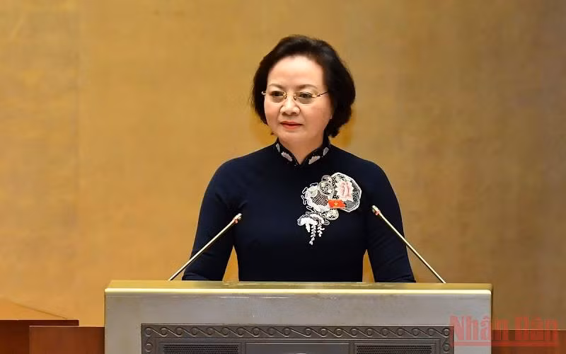Bộ trưởng Nội vụ Phạm Thị Thanh Trà, thừa ủy quyền của Thủ tướng Chính phủ trình bày Tờ trình dự án Luật Thực hiện dân chủ ở cơ sở. (Ảnh: LINH NGUYÊN)