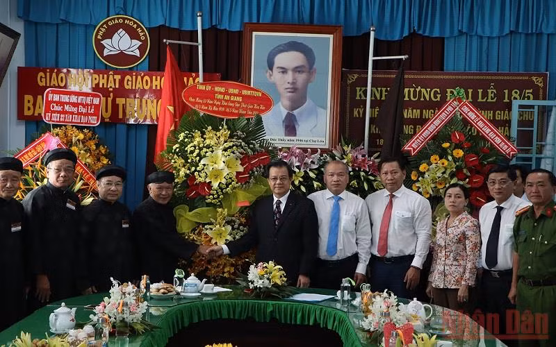 Lãnh đạo tỉnh An Giang chúc mừng 83 năm Ngày khai sáng đạo Phật giáo Hòa Hảo.