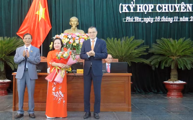 Lãnh đạo Tỉnh ủy và HĐND tỉnh Phú Yên tặng hoa chúc mừng đồng chí Cao Thị Hòa An, Phó Bí thư Thường trực Tỉnh ủy được bầu giữ chức Chủ tịch HĐND tỉnh Phú Yên. 