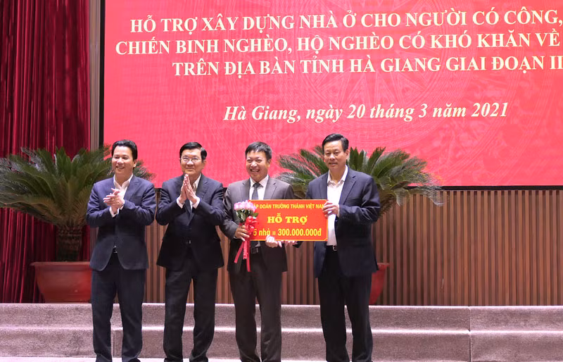 Nguyên Chủ tịch nước Trương Tấn Sang và lãnh đạo tỉnh Hà Giang cùng các tổ chức, cá nhân ủng hộ chương trình xóa nhà tạm.