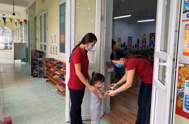 Đón trẻ tới lớp (Ảnh minh hoạ: THU TRÀ)