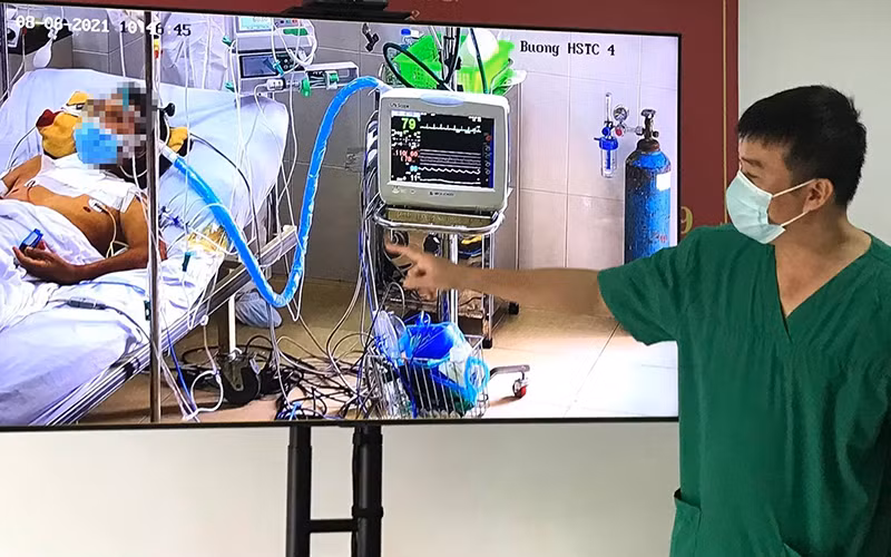 BS Trần Thanh Linh vui mừng thông báo sáng 8-6 có một bệnh nhân đã cai ECMO.