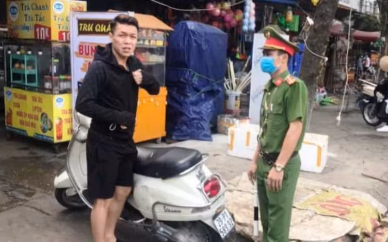 Cùng việc đẩy mạnh tuyên truyền, nâng cao nhận thức người dân, lực lượng chức năng của Hà Nội cũng xử lý nghiêm các trường hợp vi phạm quy định phòng, chống dịch.