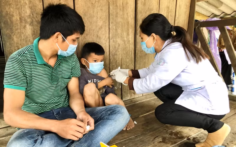 Ngay sau khi phát hiện ca bệnh, ngành Y tế tiêm vaccine phòng bệnh bạch hầu cho trẻ em tại thôn Vẩy Ốc, xã Ba Khâm, huyện Ba Tơ.