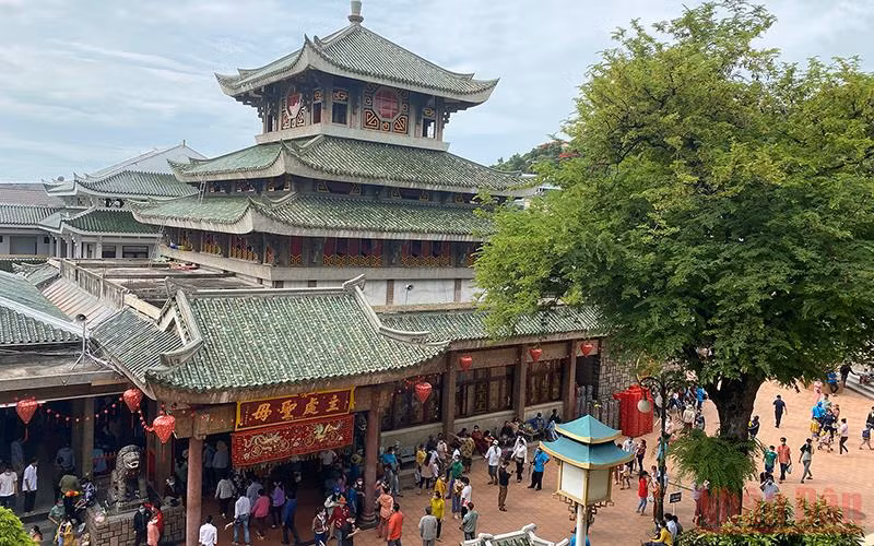 Lễ hội Vía Bà Chúa Xứ núi Sam tại TP Châu Đốc luôn thu hút đông đảo du khách tham quan.