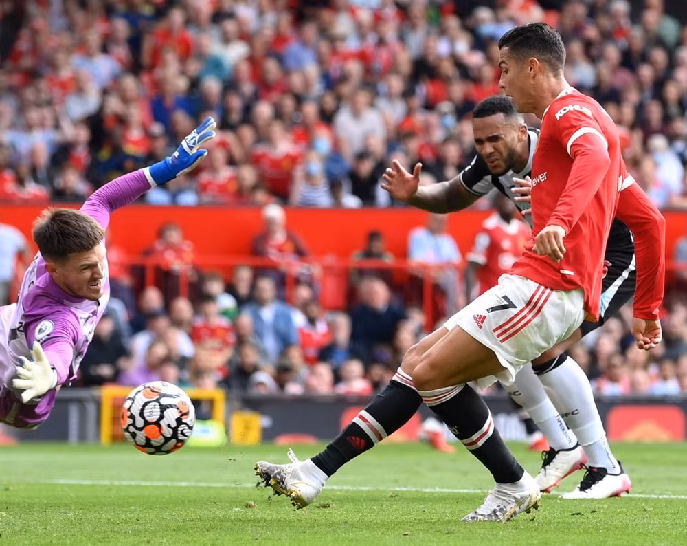 Cận cảnh Ronaldo lập cú đúp trong ngày ra mắt Man United -0