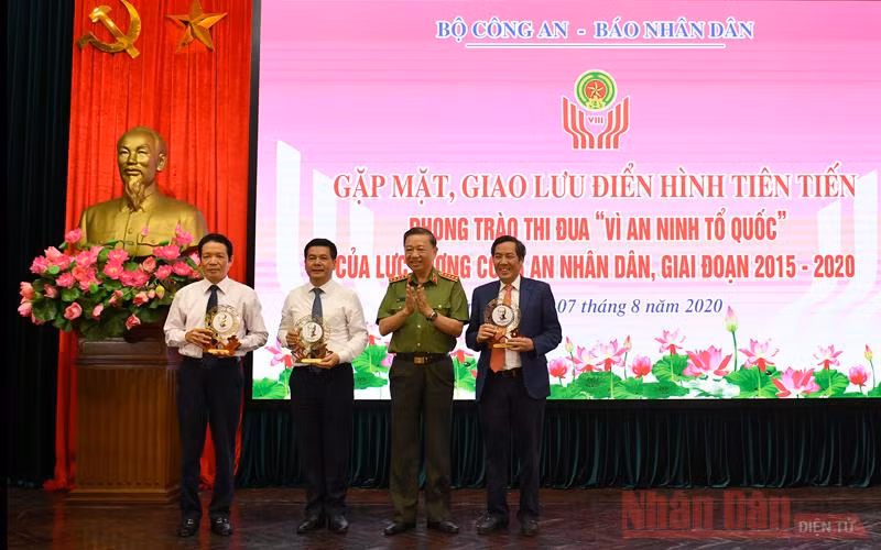 Báo Nhân Dân giao lưu các điển hình tiên tiến trong các phong trào thi đua vì an ninh Tổ quốc -0