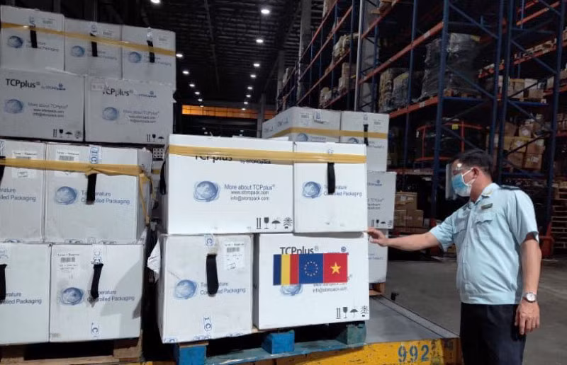 Hải quan sân bay quốc tế Tân Sơn Nhất làm thủ tục thông quan lô hàng 300 nghìn liều vaccine do Chính phủ Romania tài trợ Việt Nam.