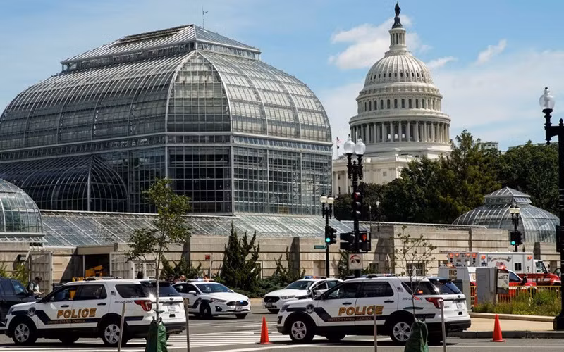 Xe của Cảnh sát Đồi Capitol  và các lực lượng khác ở bên ngoài Đồi Capitol, tại Washington, ngày 19/8. (Ảnh: Reuters)