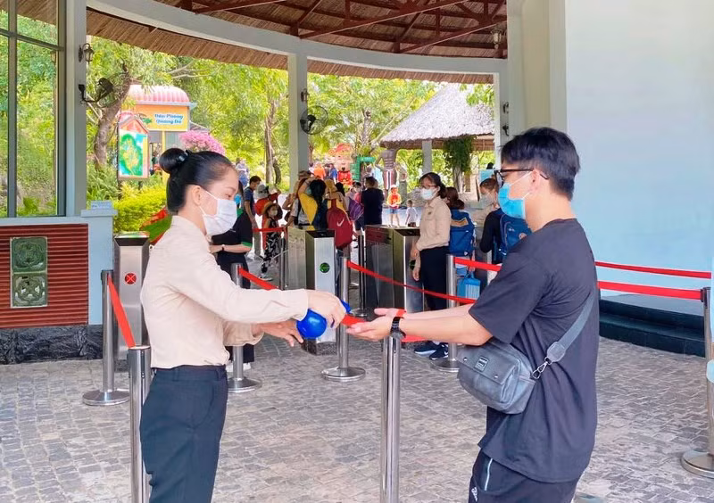 Công viên suối khoáng nóng Núi Thần Tài mở cửa đón khách -0