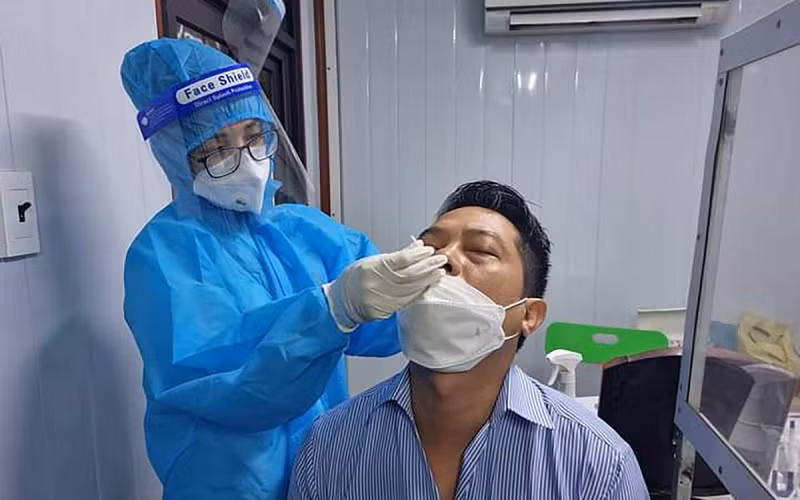 Lấy mẫu test nhanh các trường hợp F1 liên quan trường học ở TP Vinh.