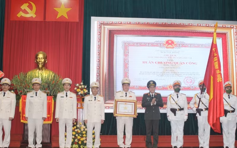 Thừa ủy quyền của Chủ tịch nước, Trung tướng Lương Tam Quang, Ủy viên Trung ương Đảng, Thứ trưởng Công an trao Huân chương Quân công hạng Nhất cho Công an tỉnh Hà Nam.