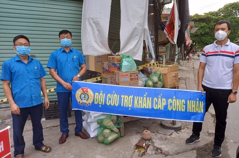 Anh Bùi Văn Trường (áo trắng) nhận hỗ trợ từ Đội cứu trợ khẩn cấp công nhân.