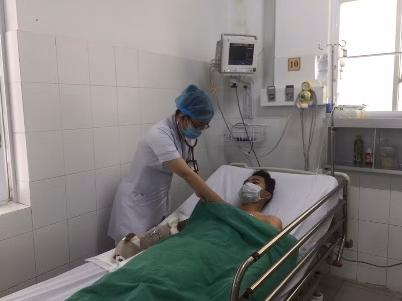 Bác sĩ thăm khám cho bệnh nhân N.V.T. bị rắn chàm quạp cắn.