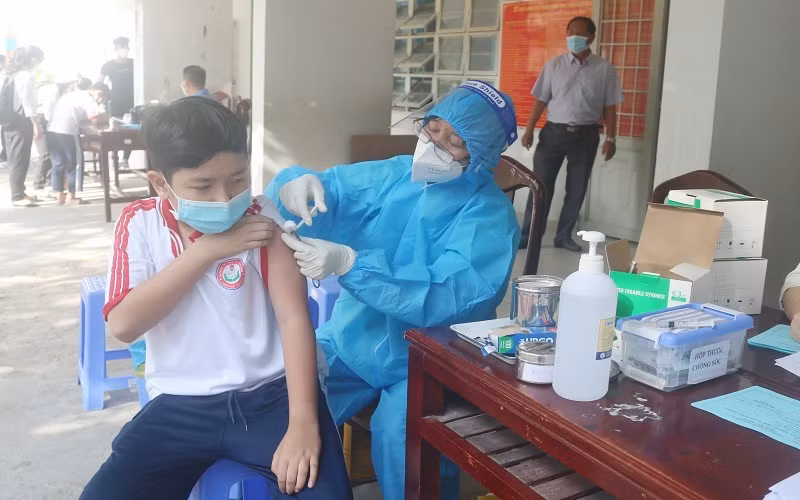 Nhân viên y tế tiêm vaccine phòng Covid-19 cho học sinh Trường Tiểu học Lê Văn Tám, Phường 1, thành phố Trà Vinh.