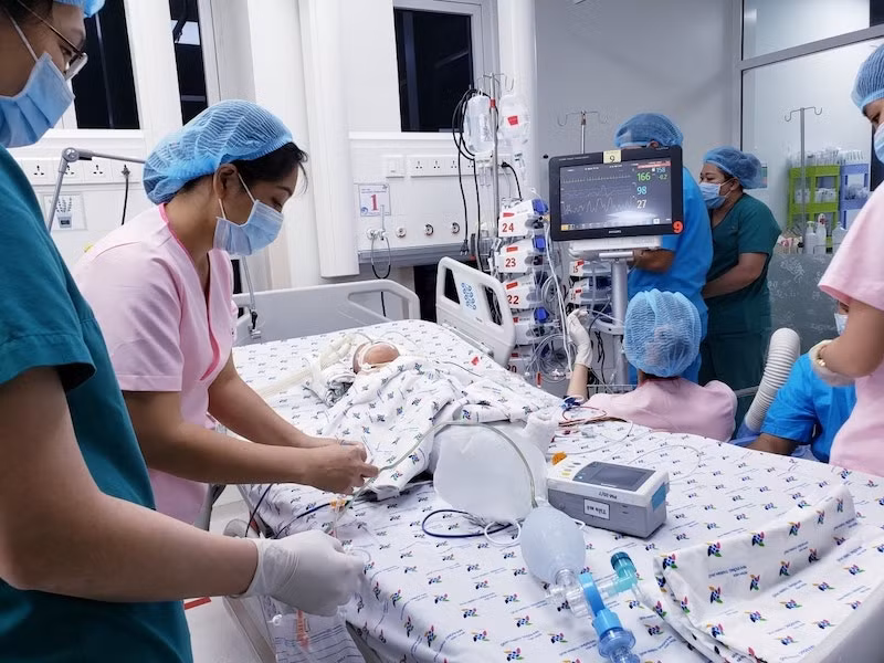 Thủ tướng Nguyễn Xuân Phúc gọi điện chúc mừng ê-kíp phẫu thuật tách rời cặp song sinh -0
