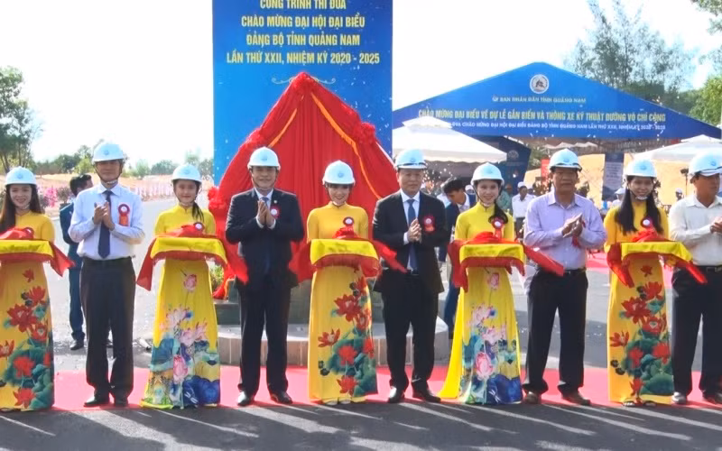 Lãnh đạo tỉnh thực hiện nghi thức thông xe kỹ thuật đường Võ Chí Công.