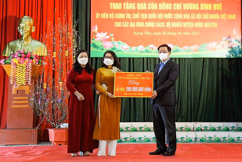 Chủ tịch Quốc hội Vương Đình Huệ tặng quà Tết người nghèo tại Nghệ An -0