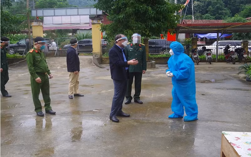 Bí thư Tỉnh ủy Tuyên Quang Chẩu Văn Lâm thăm hỏi cán bộ y tế và kiểm tra cơ sở vật chất khu cách ly huyện Lâm Bình.