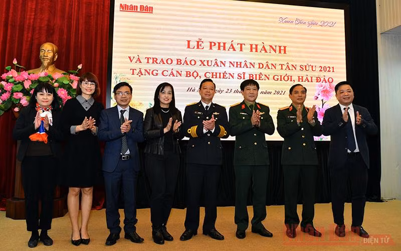 Trao hơn 50.000 ấn phẩm báo Xuân Nhân Dân Tân Sửu 2021 tặng các chiến sĩ làm nhiệm vụ nơi biên giới, hải đảo -0