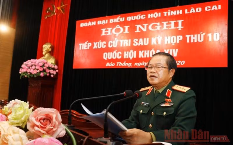 Phó Chủ tịch Quốc hội Đỗ Bá Tỵ tiếp xúc cử tri tại huyện Bảo Thắng, tỉnh Lào Cai. 