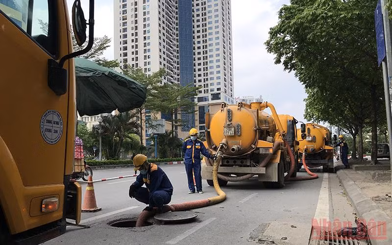 Công ty Thoát nước Hà Nội tiến hành nạo vét hệ thống thoát nước. 