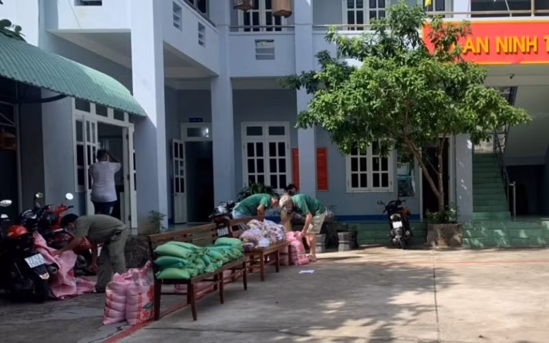 Công an phường 2, TP Vũng Tàu chuẩn bị lương thực, nhu yếu phẩm, sẵn sàng hỗ trợ cho những hộ nghèo trên địa bàn.