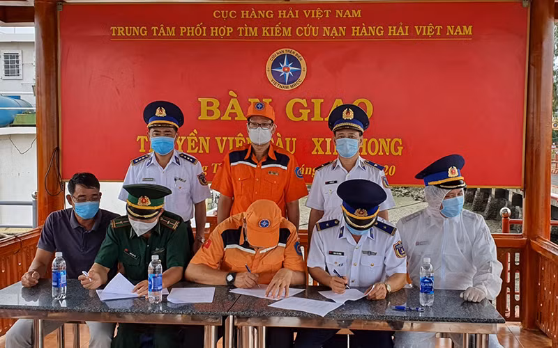Lễ bàn giao 11 thuyền viên tàu hàng Xin Hong.