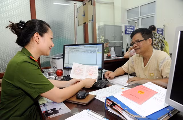 Hướng dẫn người dân làm thủ tục đăng ký hộ khẩu tại Công an Quận Đống Đa (Hà Nội).